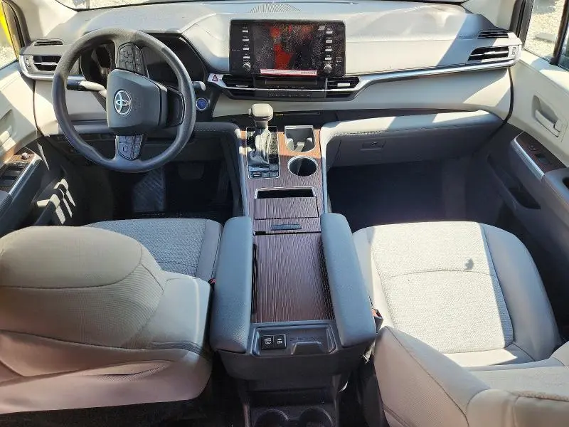 2024 TOYOTA SIENNA LE  