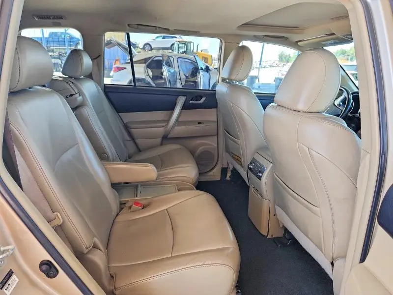 2012 TOYOTA HIGHLANDER SE  