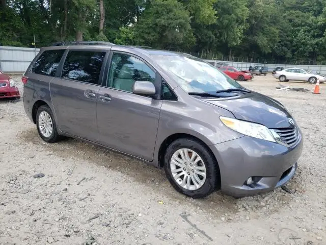 2016 TOYOTA SIENNA XLE  