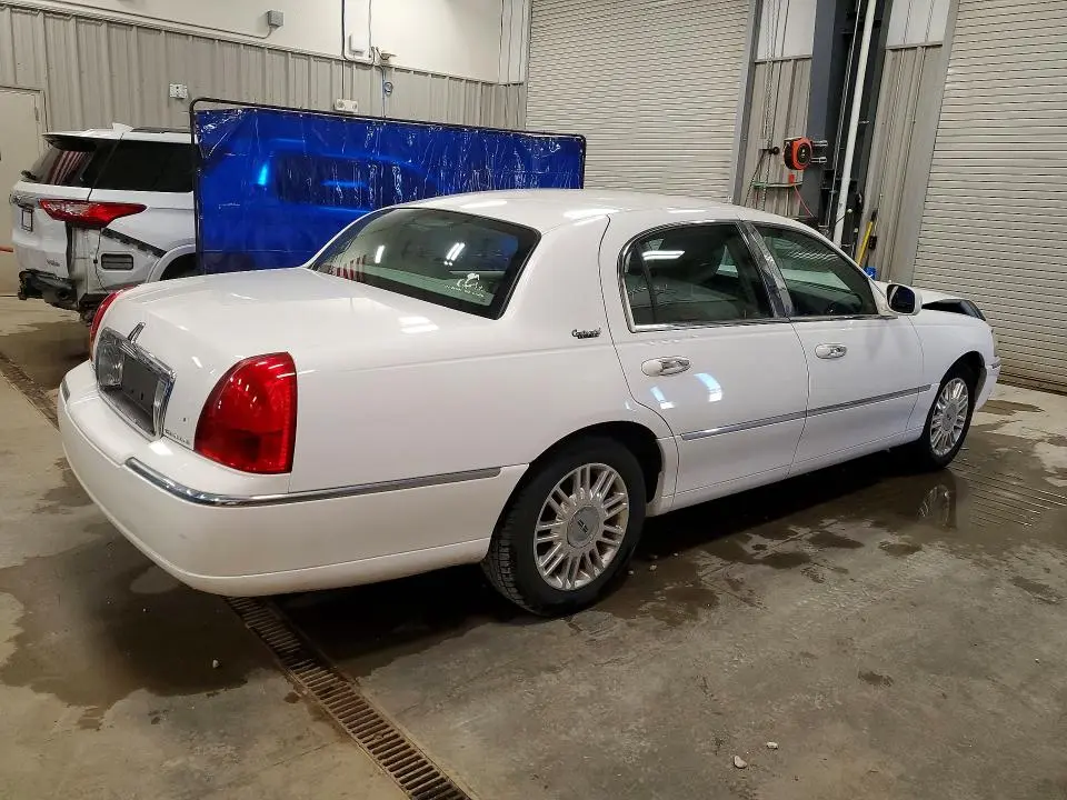 2011 LINCOLN TOWN CAR SIGNATURE LIMITED  