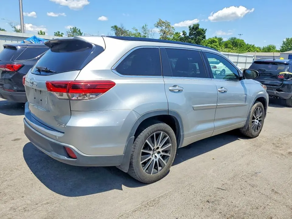 2017 TOYOTA HIGHLANDER SE  