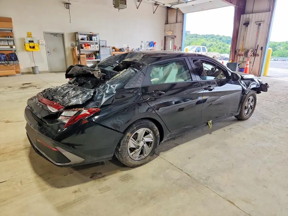 2025 HYUNDAI ELANTRA SE  