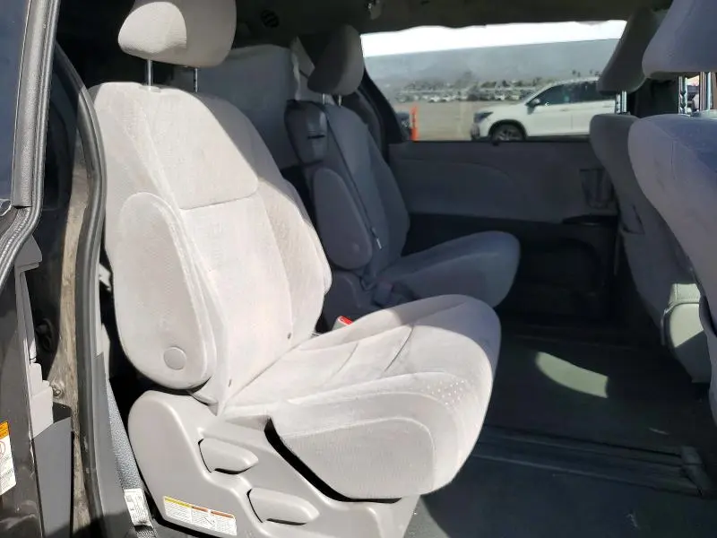 2019 TOYOTA SIENNA LE 8-PASSENGER  