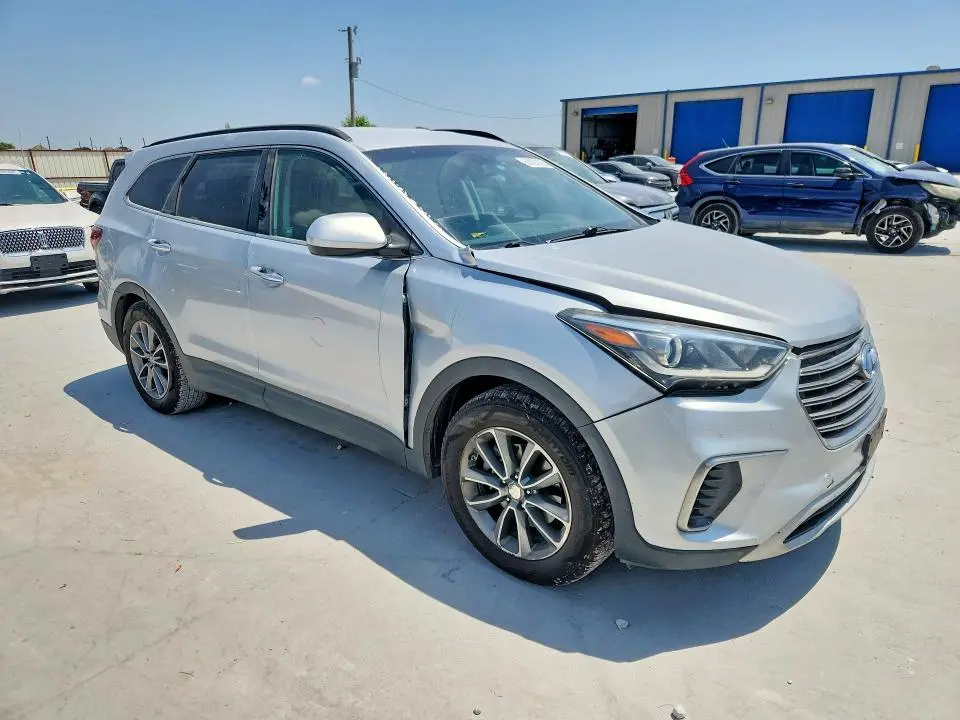 2018 HYUNDAI SANTA FE SE  