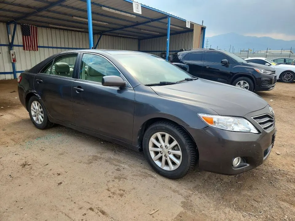 2011 TOYOTA CAMRY XLE V6  