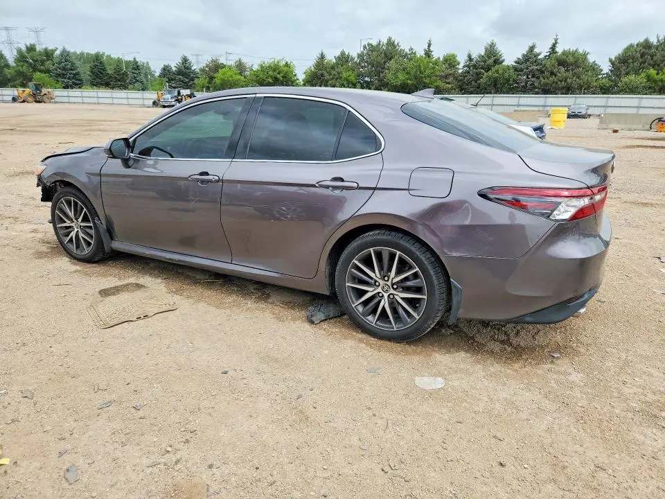 2022 TOYOTA CAMRY XLE  