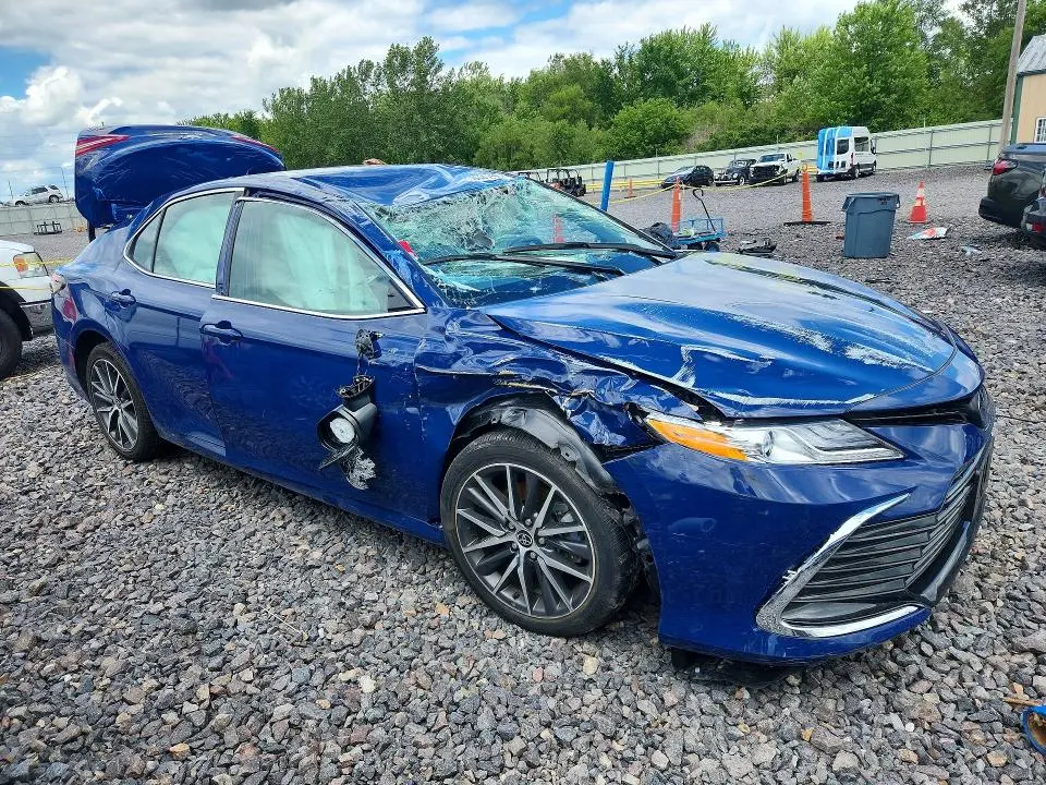2023 TOYOTA CAMRY XLE  