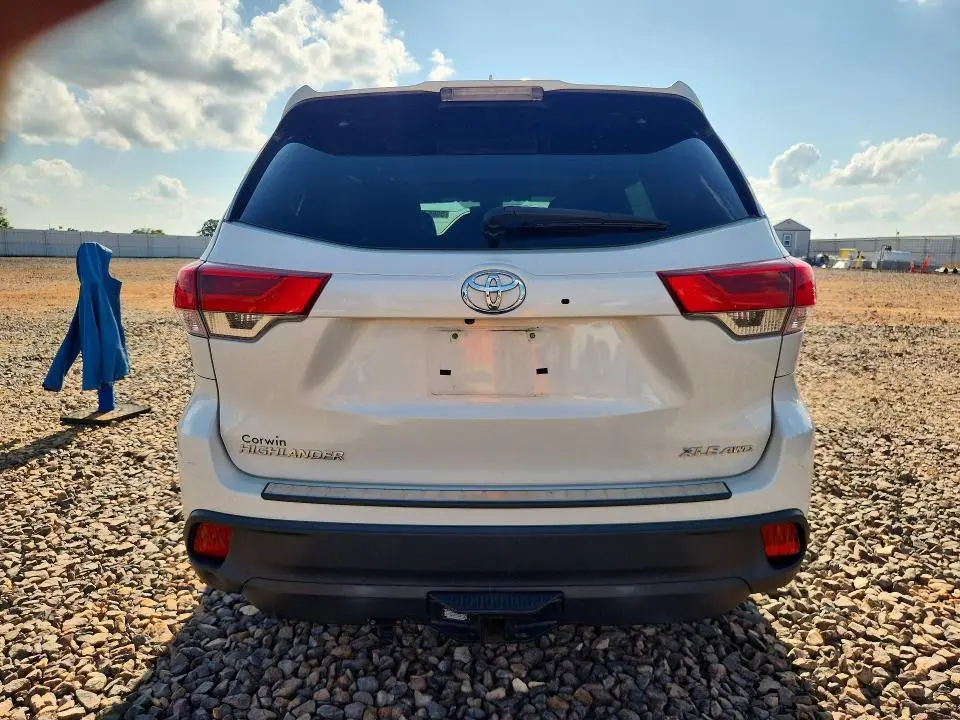 2017 TOYOTA HIGHLANDER XLE  