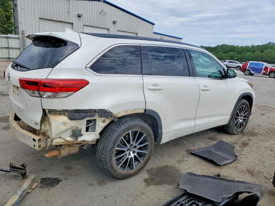 2018 TOYOTA HIGHLANDER SE  