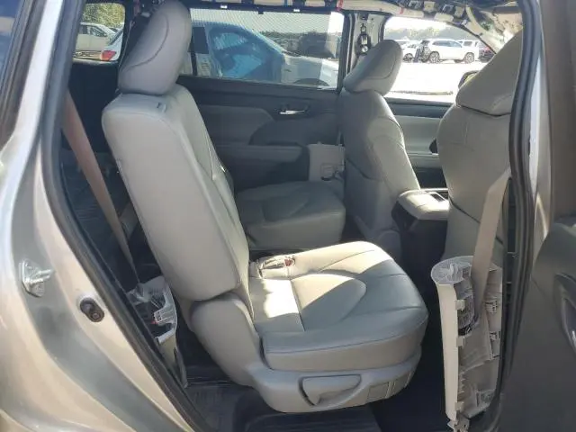 2022 TOYOTA HIGHLANDER XLE  