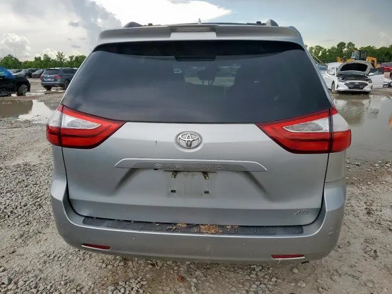 2019 TOYOTA SIENNA XLE  