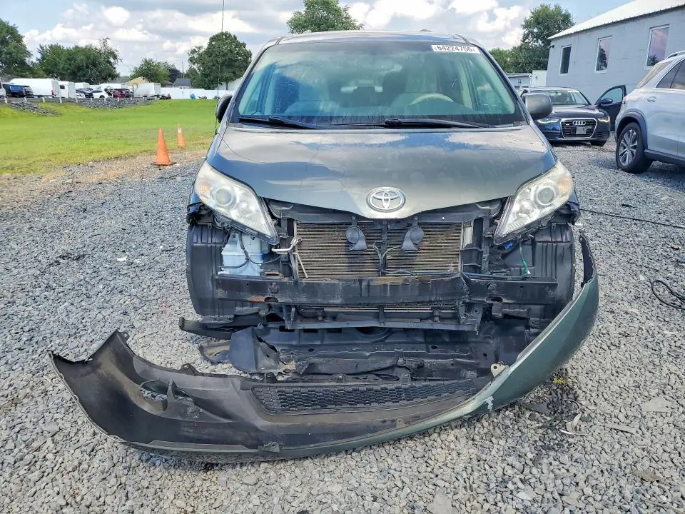 2013 TOYOTA SIENNA LE  