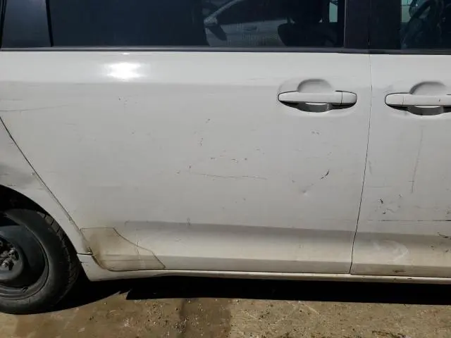 2017 TOYOTA SIENNA LE  