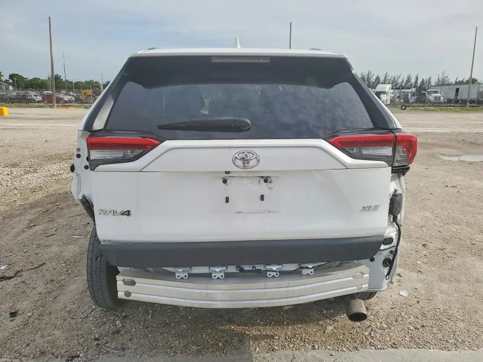 2022 TOYOTA RAV4 XLE  