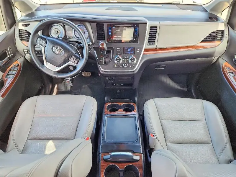 2017 TOYOTA SIENNA LIMITED PREMIUM 7-PASSENGER  