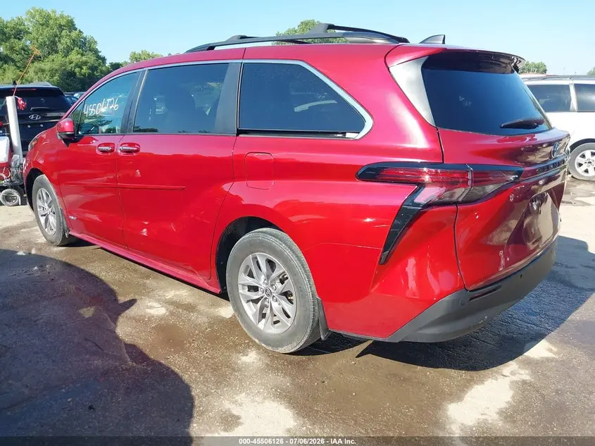 2021 TOYOTA SIENNA XLE