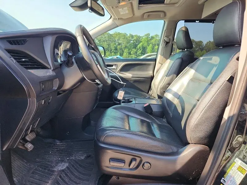 2018 TOYOTA SIENNA SE PREMIUM 8-PASSENGER  