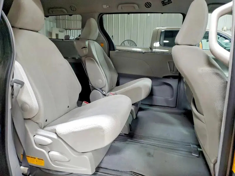 2013 TOYOTA SIENNA LE  