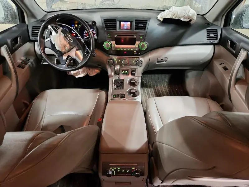 2011 TOYOTA HIGHLANDER SE  