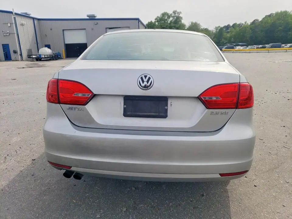 2011 VOLKSWAGEN JETTA SE  