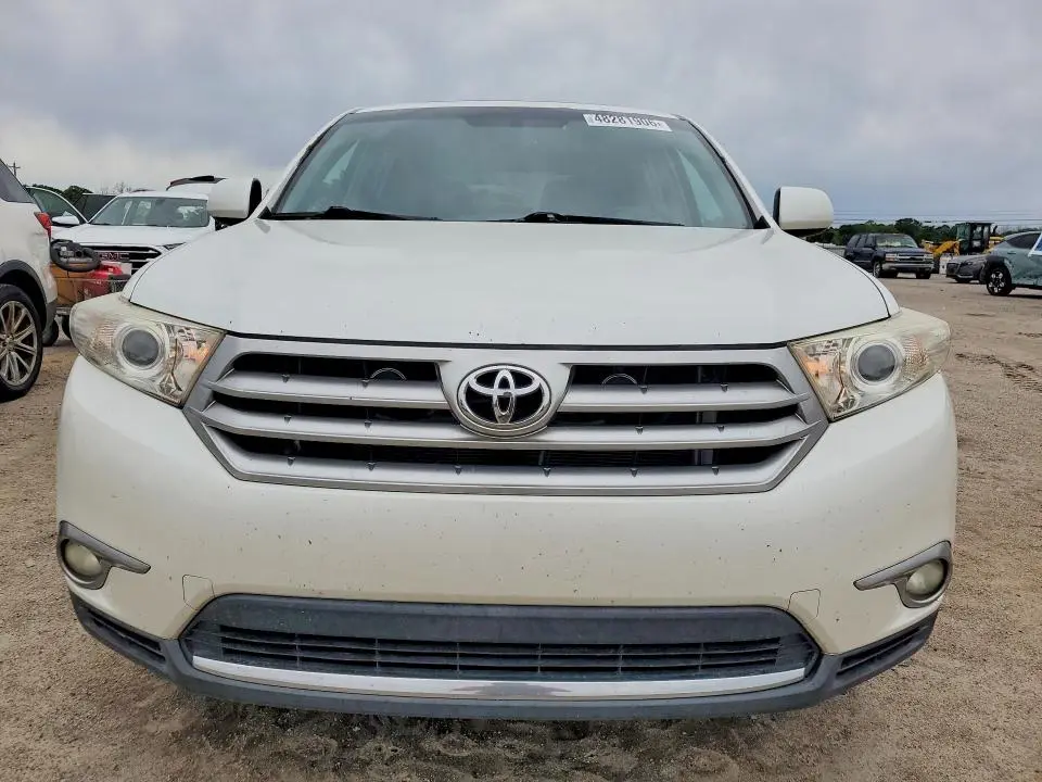 2011 TOYOTA HIGHLANDER SE  
