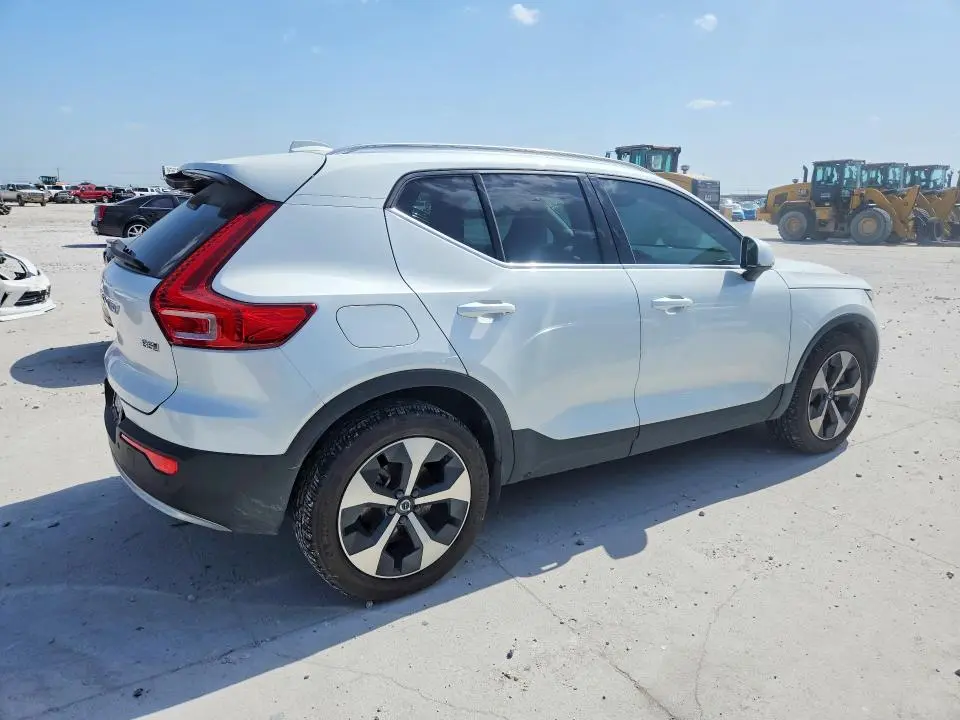 2023 VOLVO XC40 PLUS  