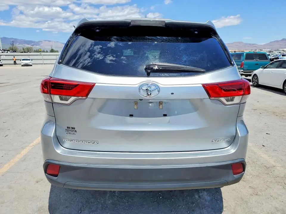 2017 TOYOTA HIGHLANDER SE  