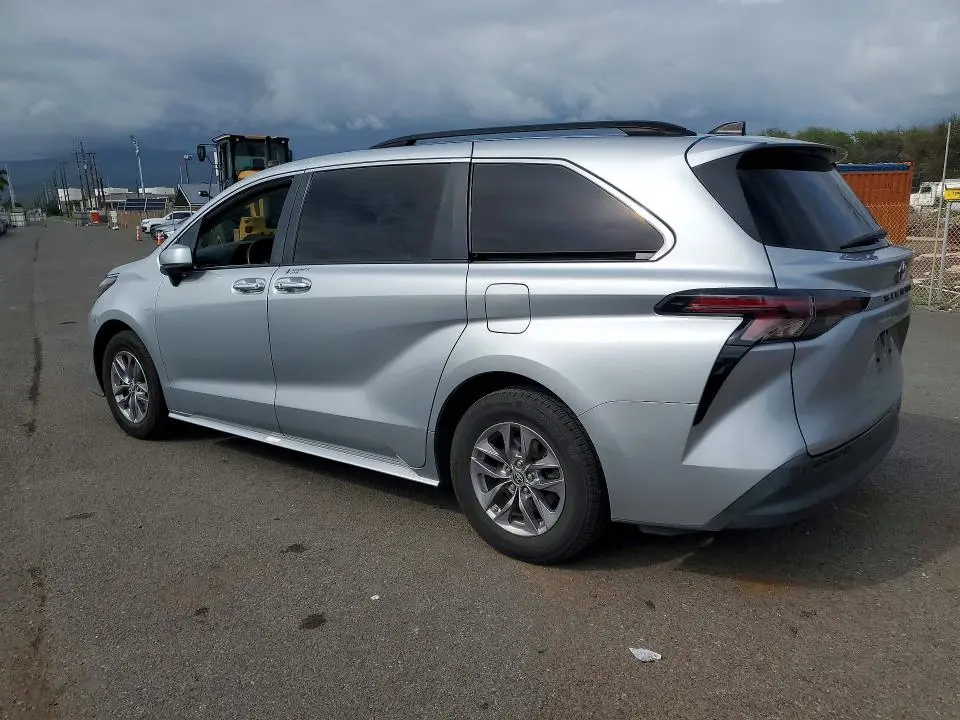 2023 TOYOTA SIENNA XLE  