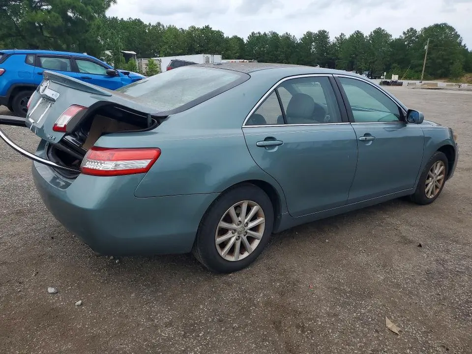 2011 TOYOTA CAMRY XLE  