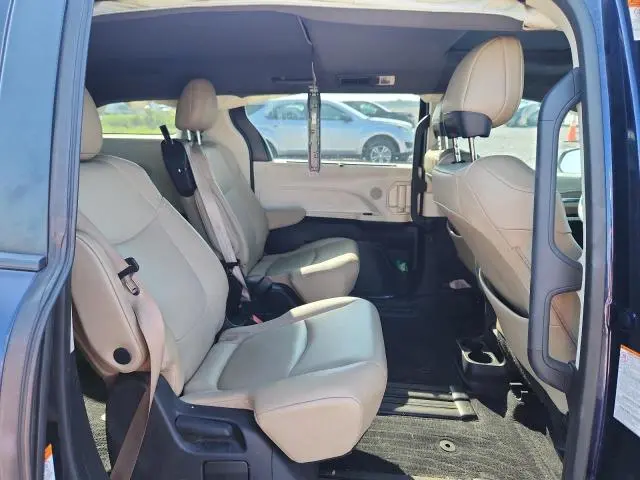 2021 TOYOTA SIENNA XLE  