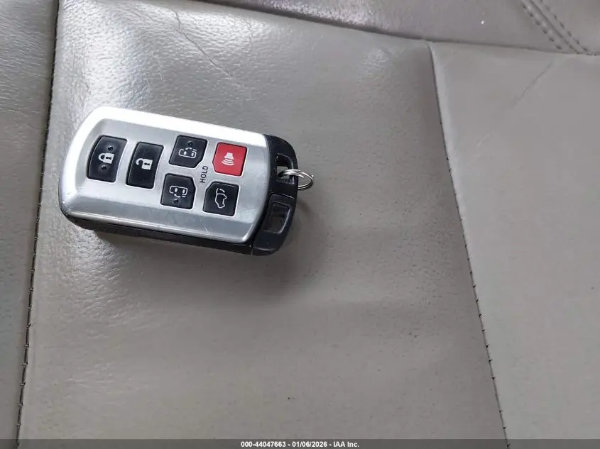 2016 TOYOTA SIENNA XLE 8 PASSENGER