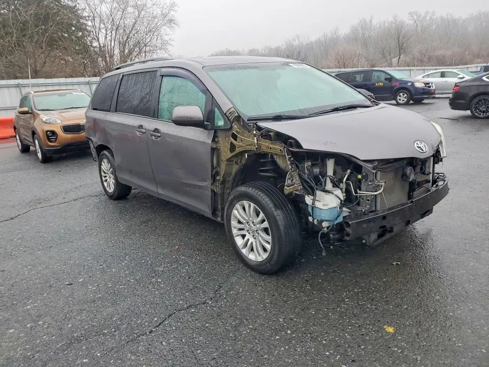 2014 TOYOTA SIENNA XLE 8-PASSENGER  