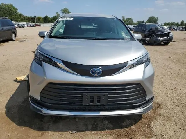 2024 TOYOTA SIENNA LE  
