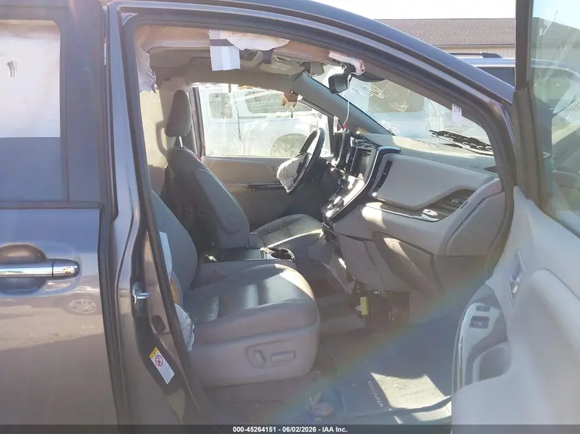 2019 TOYOTA SIENNA XLE 8 PASSENGER