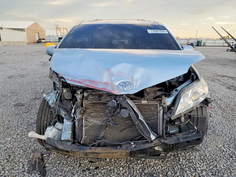 2017 TOYOTA SIENNA XLE  