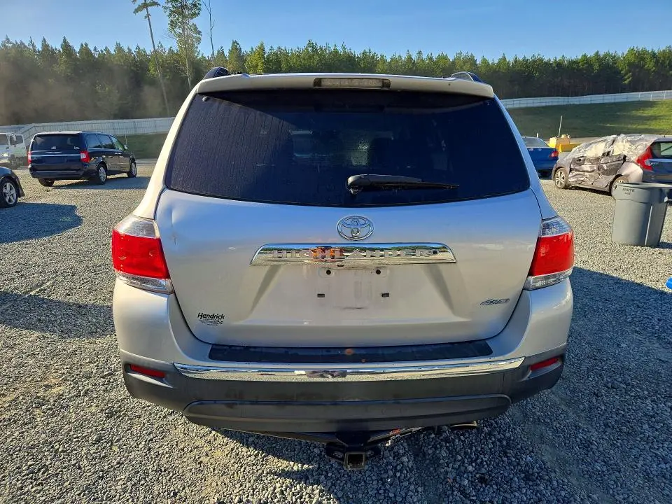 2011 TOYOTA HIGHLANDER SE  