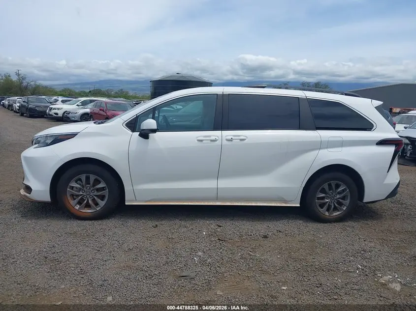 2024 TOYOTA SIENNA LE