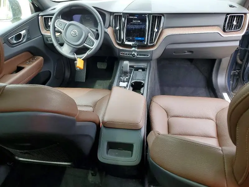 2022 VOLVO XC60 B5 MOMENTUM  