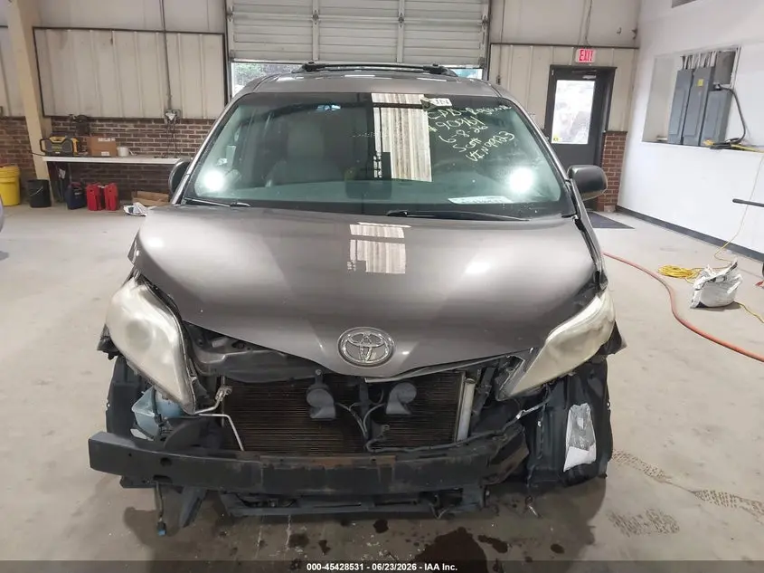 2014 TOYOTA SIENNA XLE V6 8 PASSENGER