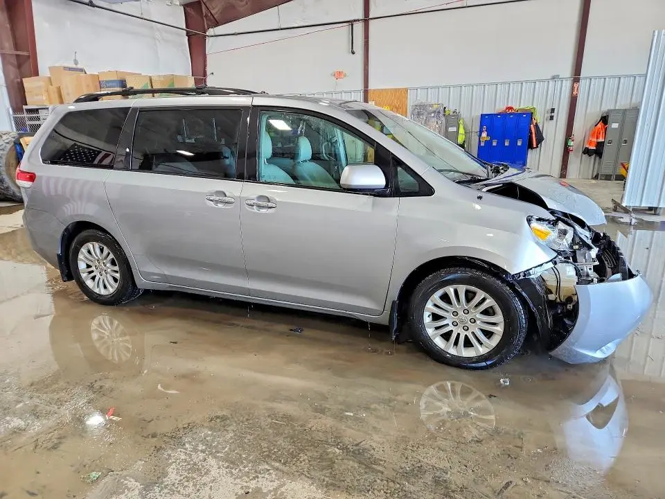 2013 TOYOTA SIENNA XLE 8-PASSENGER  