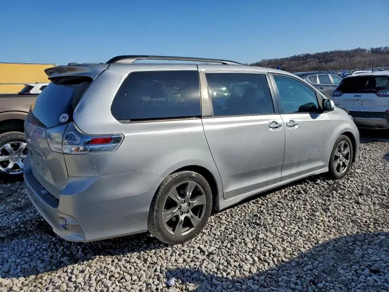 2017 TOYOTA SIENNA SE  