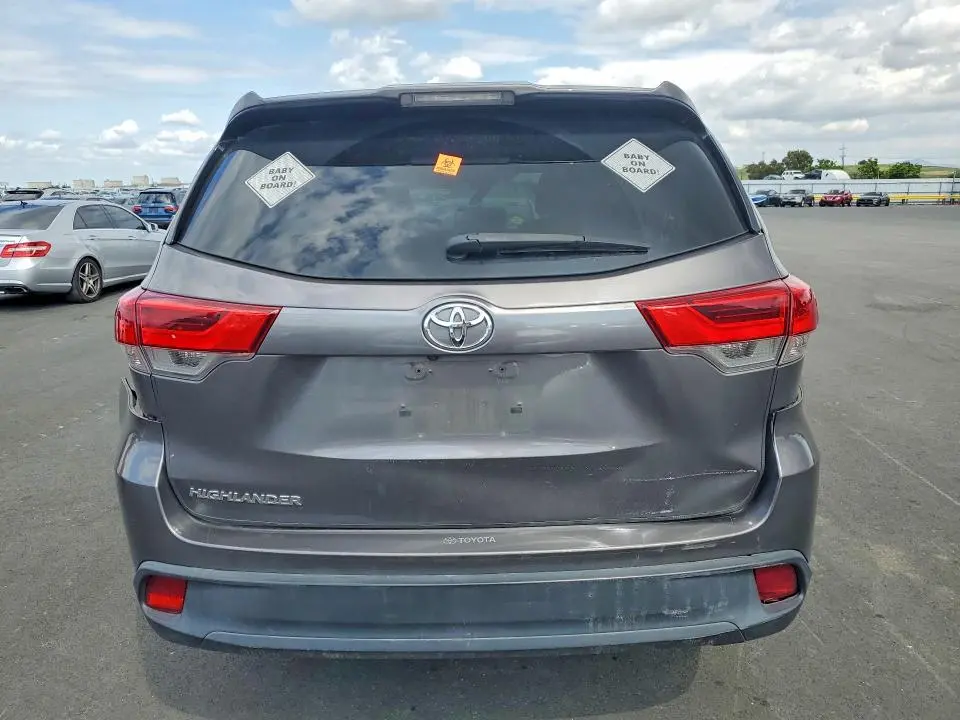 2018 TOYOTA HIGHLANDER LE  