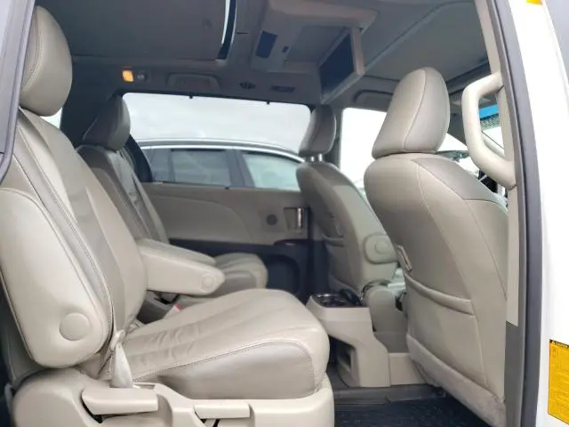2013 TOYOTA SIENNA XLE  