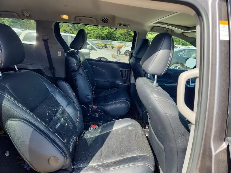 2017 TOYOTA SIENNA SE  