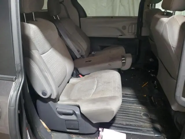 2021 TOYOTA SIENNA LE  