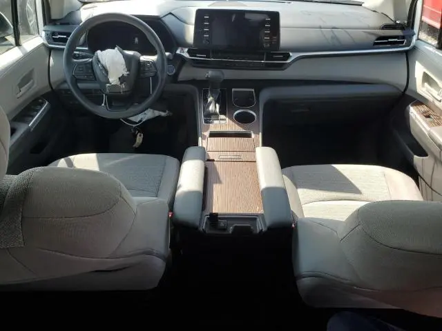 2022 TOYOTA SIENNA LE  