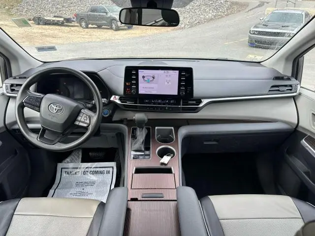 2022 TOYOTA SIENNA LE  