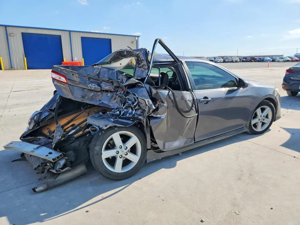2014 TOYOTA CAMRY SE  