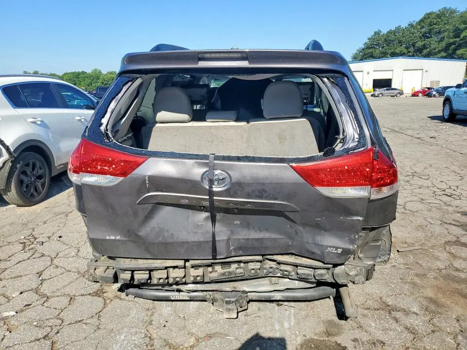 2014 TOYOTA SIENNA XLE 8-PASSENGER  