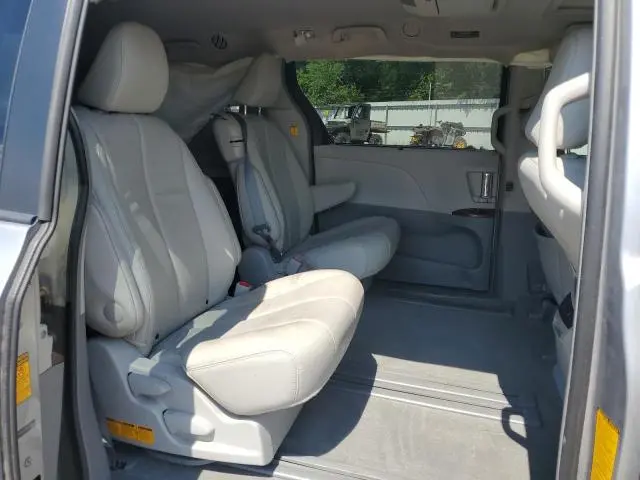 2013 TOYOTA SIENNA XLE  